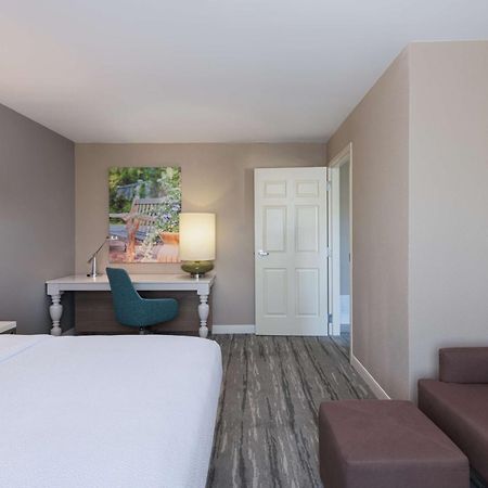Hilton Garden Inn Saint Charles Ngoại thất bức ảnh