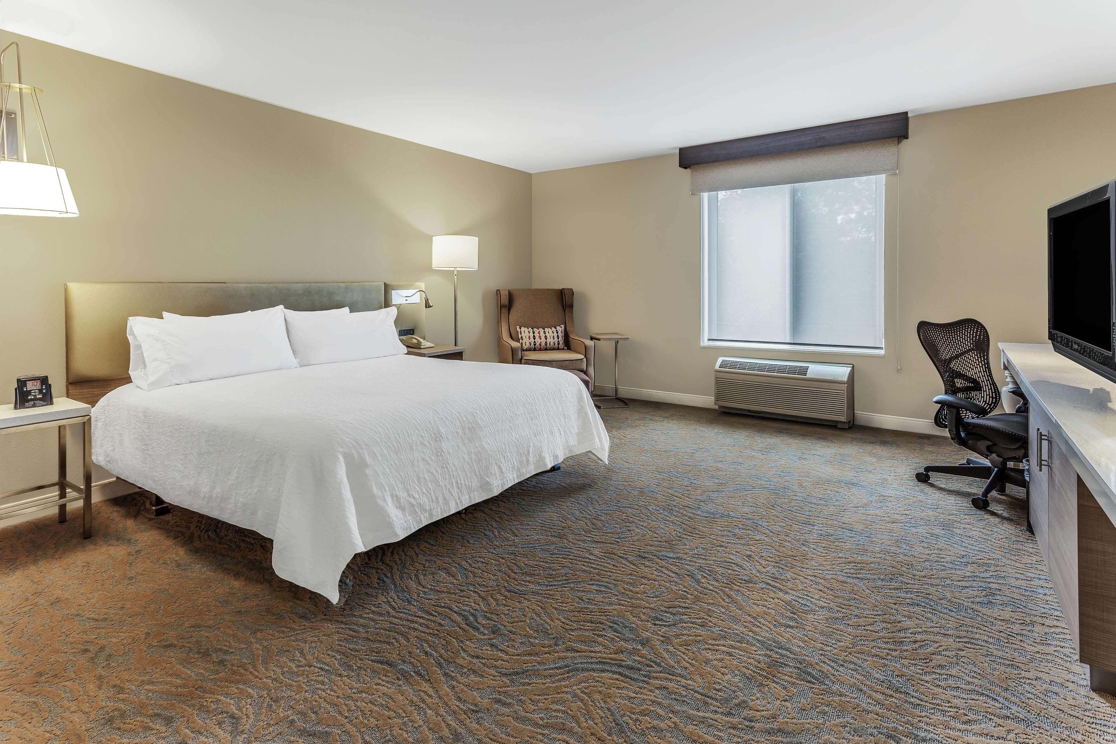 Hilton Garden Inn Saint Charles Ngoại thất bức ảnh