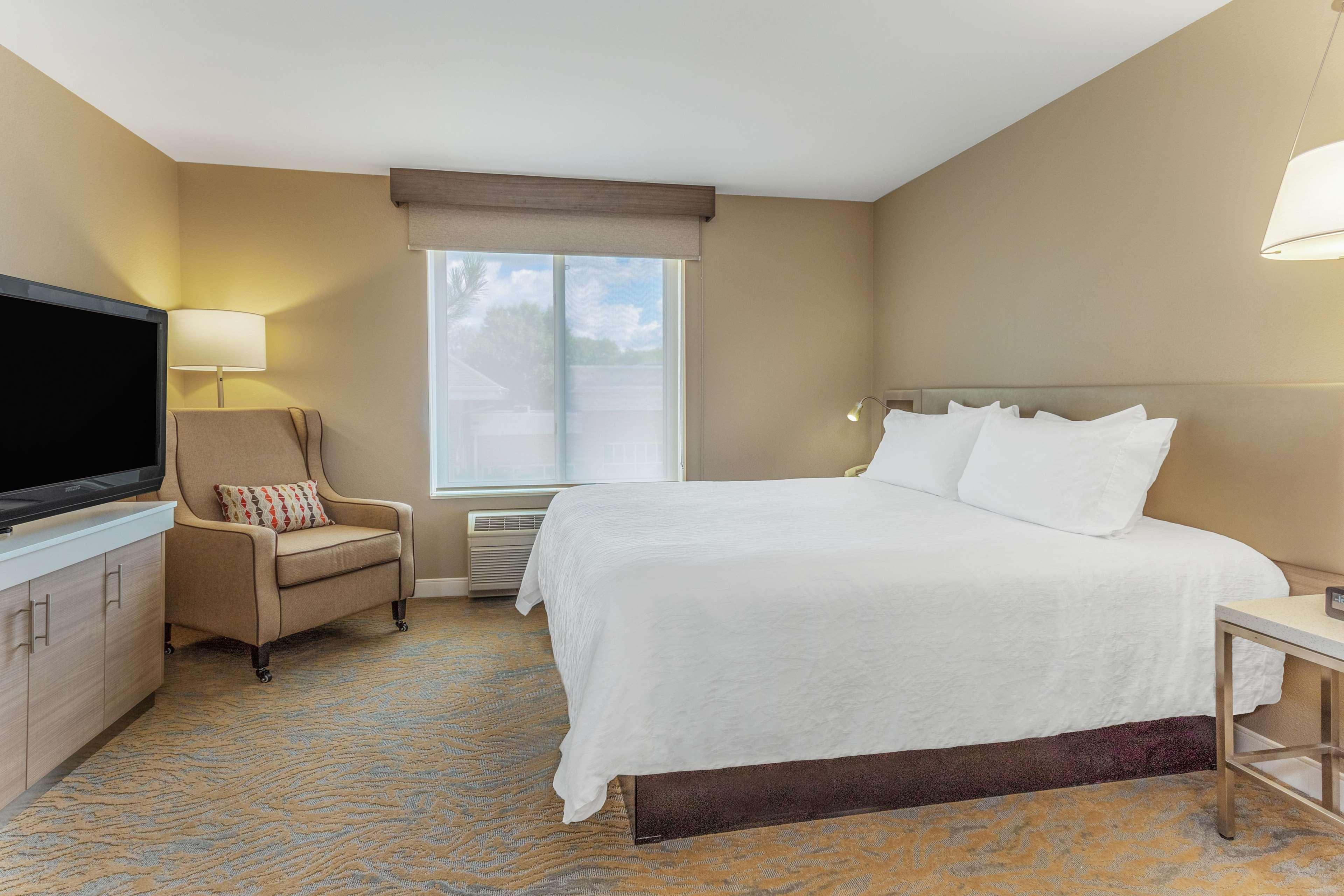 Hilton Garden Inn Saint Charles Ngoại thất bức ảnh