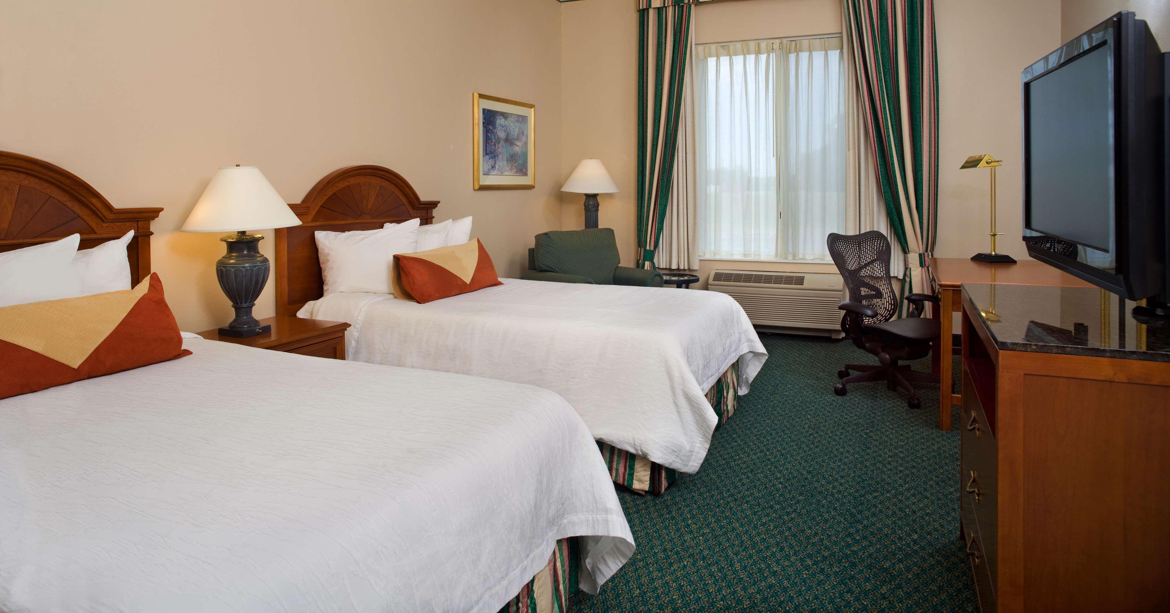 Hilton Garden Inn Saint Charles Ngoại thất bức ảnh