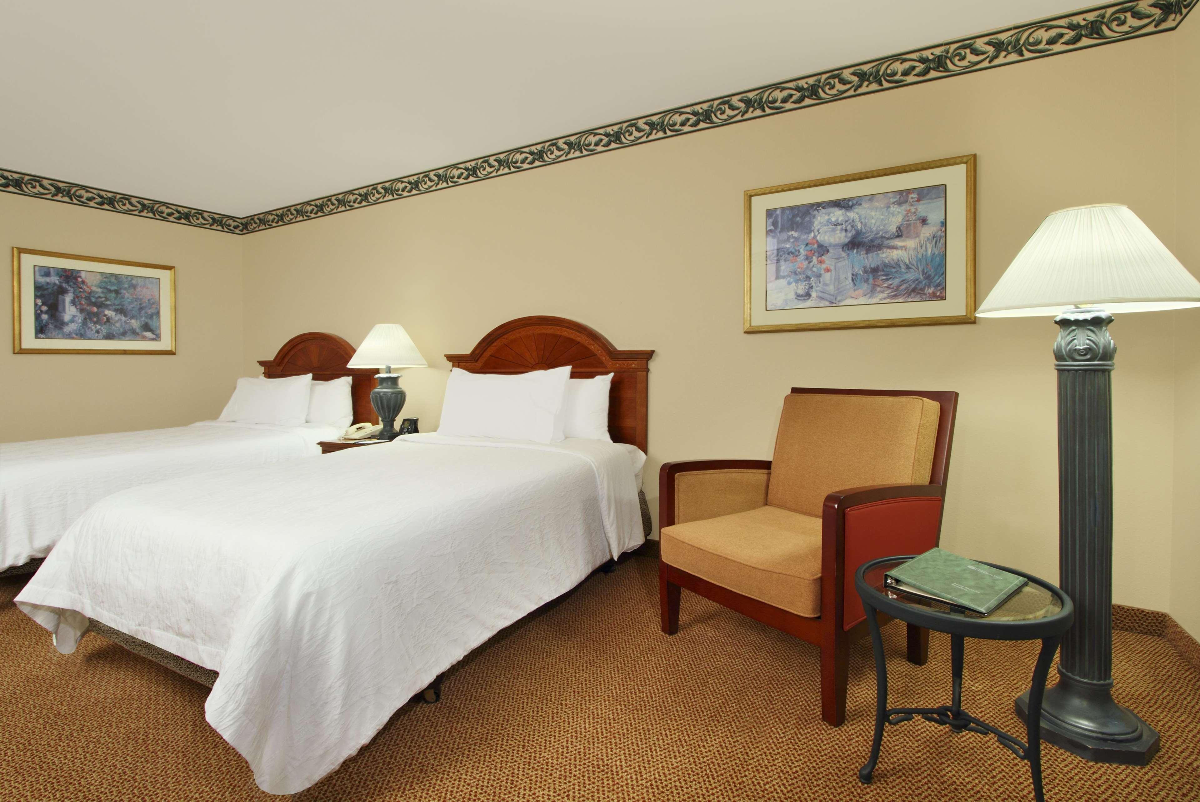 Hilton Garden Inn Saint Charles Ngoại thất bức ảnh