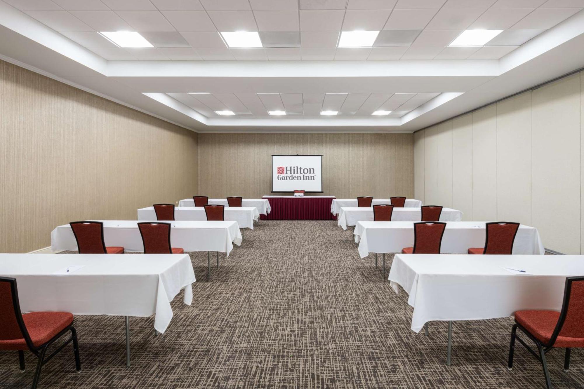 Hilton Garden Inn Saint Charles Ngoại thất bức ảnh