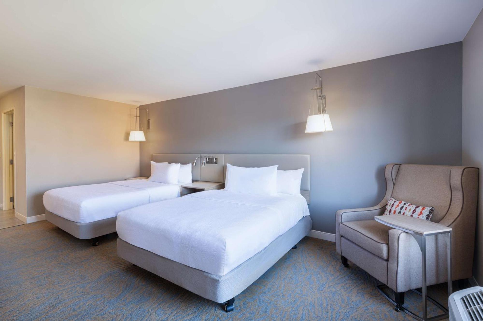 Hilton Garden Inn Saint Charles Ngoại thất bức ảnh