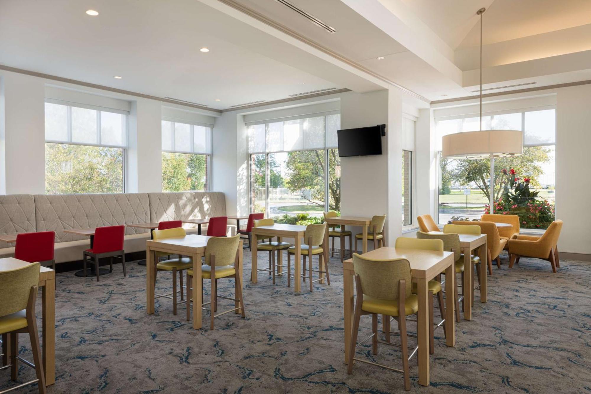 Hilton Garden Inn Saint Charles Ngoại thất bức ảnh