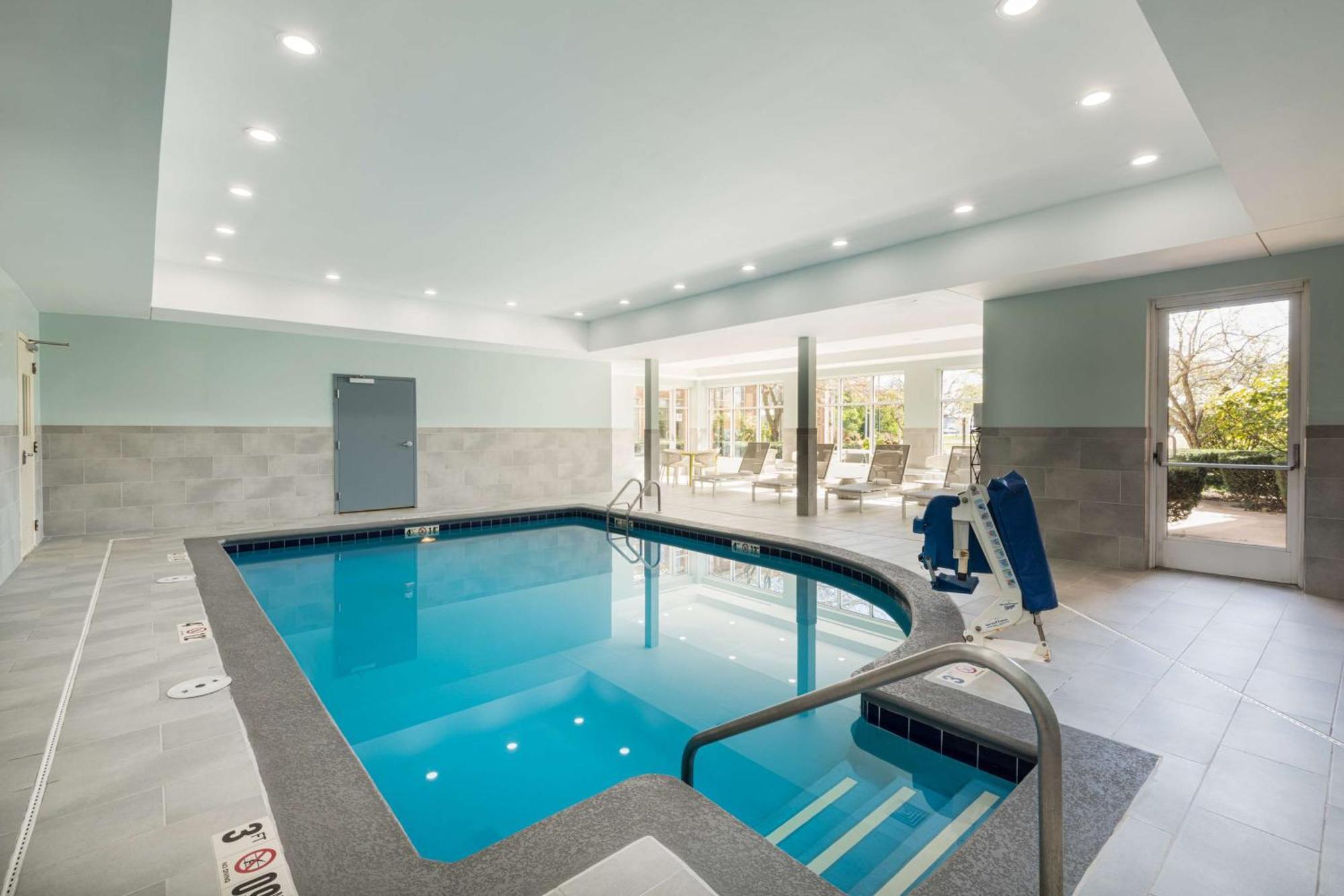 Hilton Garden Inn Saint Charles Ngoại thất bức ảnh