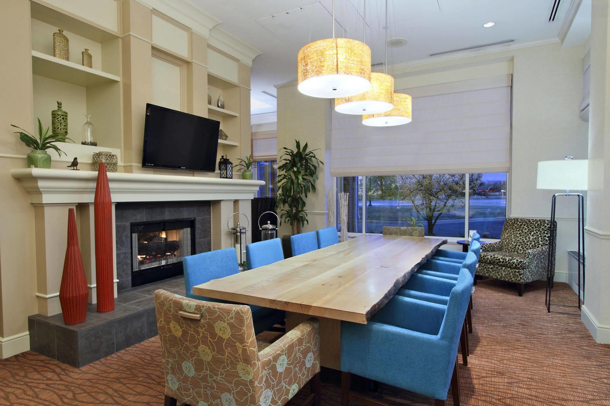 Hilton Garden Inn Saint Charles Ngoại thất bức ảnh