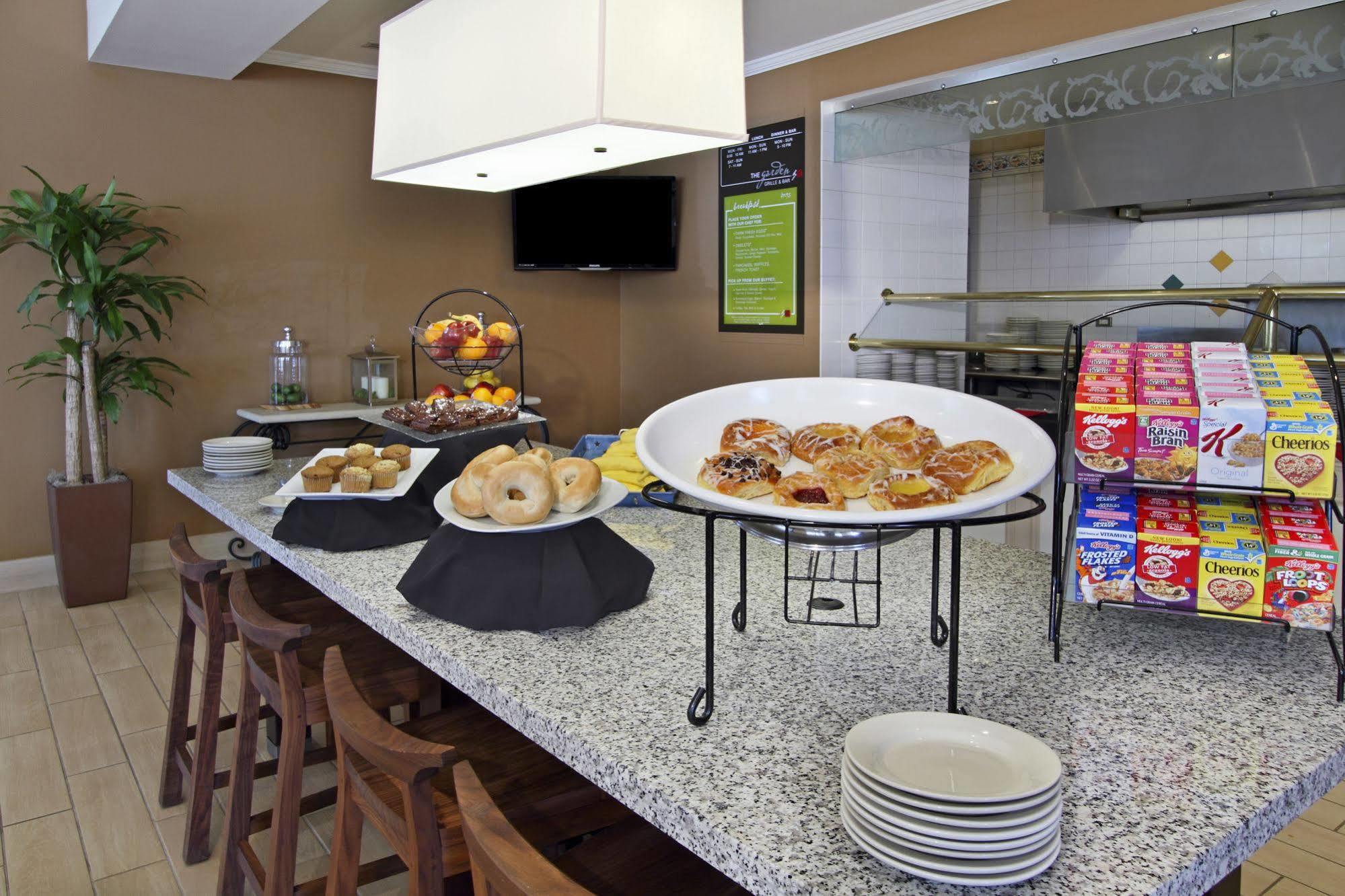 Hilton Garden Inn Saint Charles Ngoại thất bức ảnh